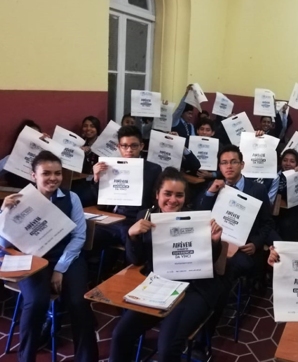 Visita al Liceo Integral en Computación y Turismo. | Universidad da Vinci de Guatemala