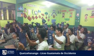Estudiantes graduandos con promociones en la mano en un aula de colegio