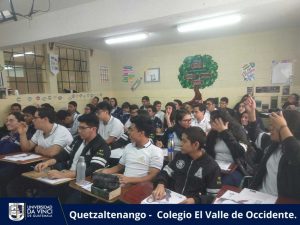 Grupo de jóvenes entre 16 y 17 años sentados en un salón de clases