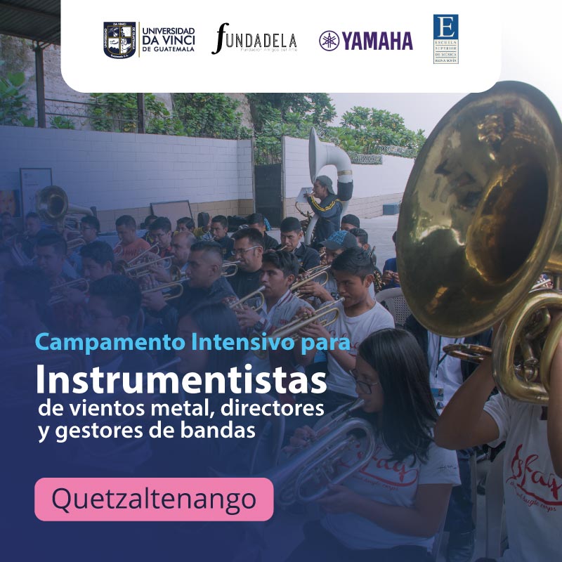 Fotografía de una banda marcial con instrumentos de viento con un degrade en azul por encima, con logos de Universidad Da Vinci de Guatemala, fundadela, yamaha y el título campamento intensivo para instrumentistas de viento metal, directores y gestores de bandas.