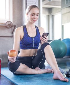 Una mujer, un celular, en el gimnasio