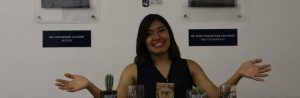 Ericka Argueta, mostrando los vasos con su diseño y vasos de Gronn.