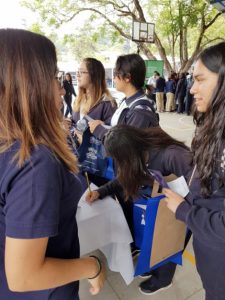 Grupo de estudiantes reunidos en Feria Universitaria Manos a la Obra en donde participó Universidad Da Vinci de Guatemala