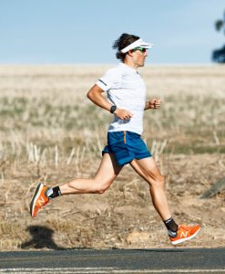 Un hombre corriendo