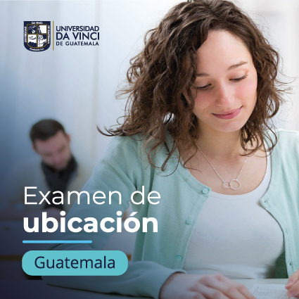 Imagen de una joven escribiendo sobre el escritorio en una clase, con un compañero en la parte de atrás, con el texto Examen de ubicación, Guatemala.