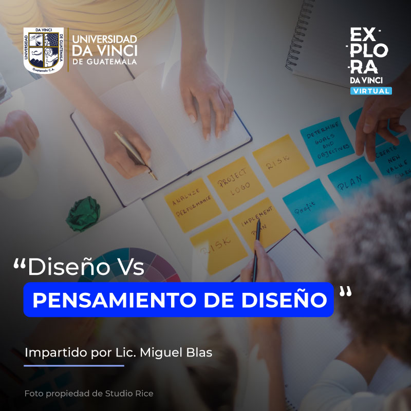 Imagen en primer plano de un equipo de trabajo planificando sobre una mesa con cuadernos y post its, con un degradado color negro con transparencia, con el texto Diseño Vs Pensamiento de diseño.