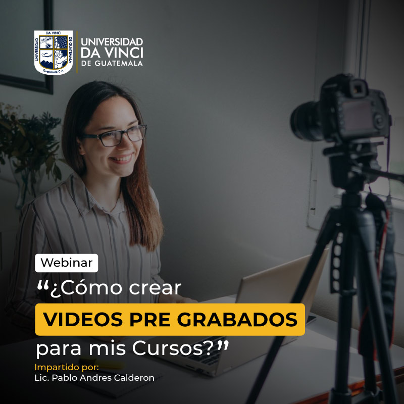 Fotografía de plano medio de una mujer usando lentes sentada en una mesa sonriendo a una cámara colocada en trípode frente a ella, con el texto ¿Cómo crear videos pre grabados para mis cursos?