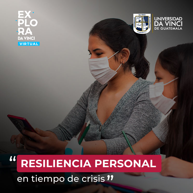 Fotografía de plano medio de dos mujeres utilizando mascarilla, sentadas en una mesa observando el teléfono celular de una de ellas, con el texto resiliencia personal en tiempos de crisis.