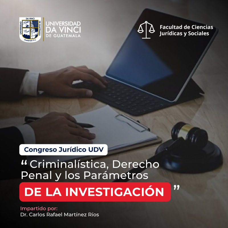 Imagen de plano cercano de un escritorio con un mazo, una tablet y una tabla con notas con dos manos sobre la mesa con el texto Criminalística, Derecho Penal y los parámetros de investigación.