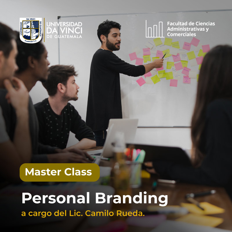 Imagen de plano general de una sala de juntas con 5 jóvenes, al fondo uno señalando una pizarra llena de post-its y los otros cuatro sentados al rededor de una mesa observando hacia la pizarra con el texto personal branding.