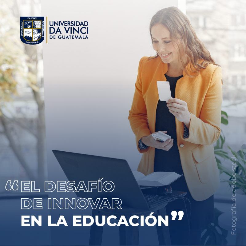 Fotografía de una señorita de pie frente a una laptop mostrando una tarjeta blanca, promoviendo el taller el desafío de la innovación en la educación.