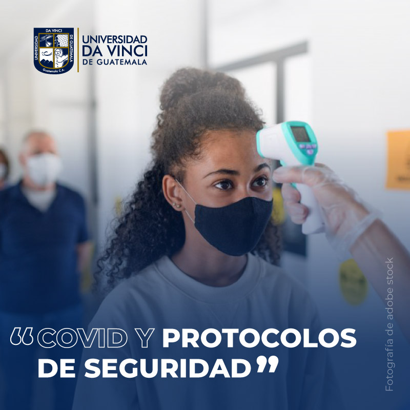 Fotografía de una joven de cabello ondulado usando una mascarilla frente a una mano que sostiene un termometro electrónico sobre su frente, representando el taller covid y protocolos de seguridad.