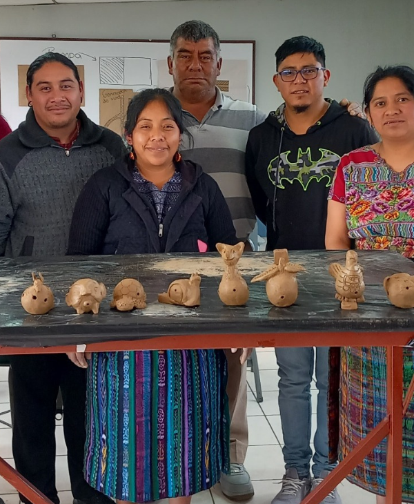Estudiantes del Técnico en Gestión Cultural y Expresión de las Artes llevan a cabo el Taller de Elaboración de Silbatos de Barro | Universidad da Vinci de Guatemala