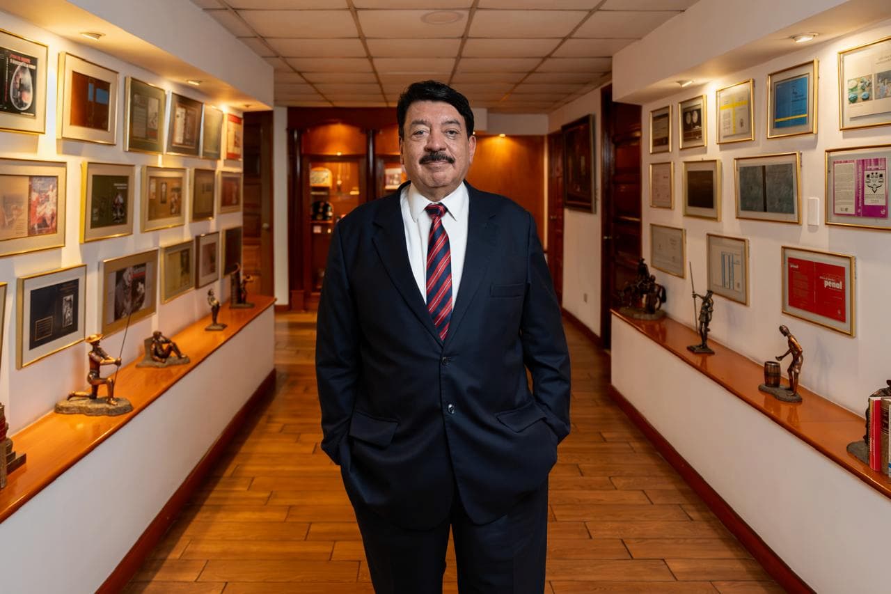 Reconocimiento a la Primera Cátedra en Honor al Dr. José Adolfo Reyes Calderón | Universidad da Vinci de Guatemala