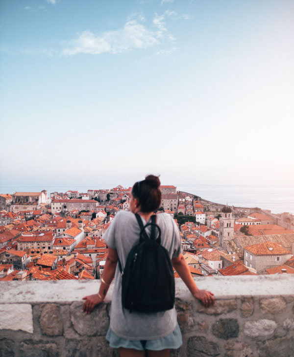 Una mujer con bolsón