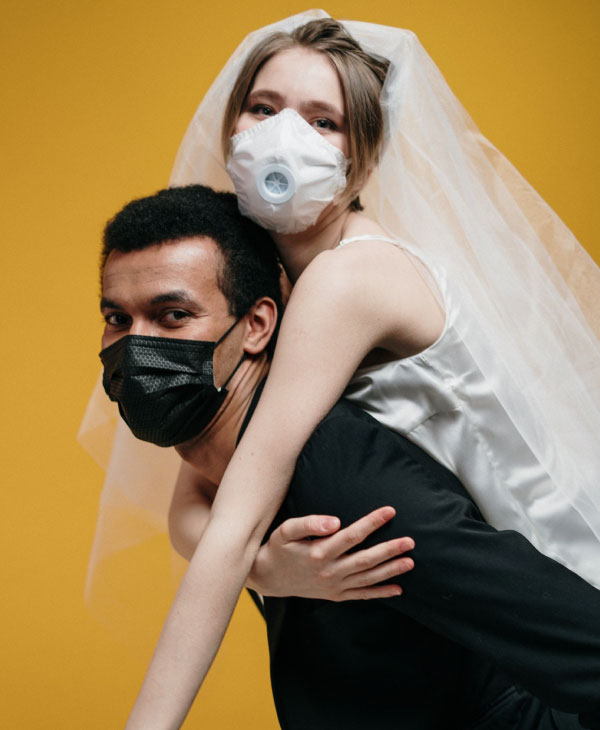 Una pareja de novios