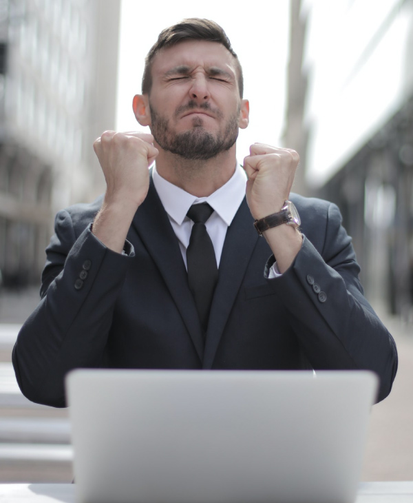 Un hombre con traje y una computadora