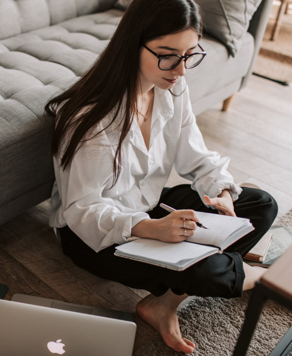 Una mujer sentada escribiendo