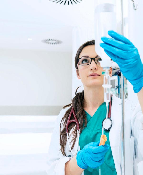 Una mujer vestida de celeste, guantes celestes