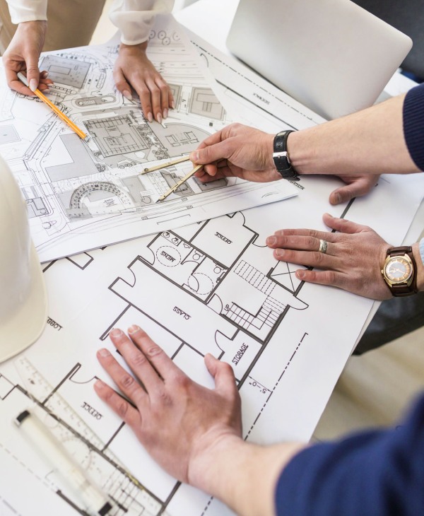 Un plano. Personas con lápices y relojes