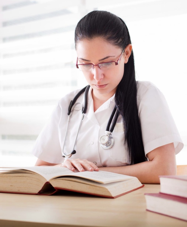 Una mujer con bata blanca.