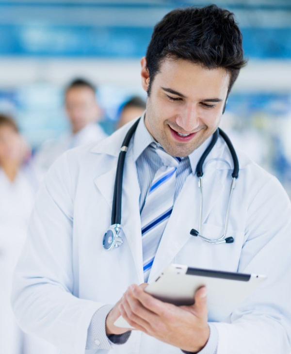 Un médico, estetoscopio, una tablet.