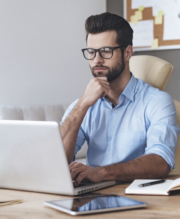 Un hombre, una computadora