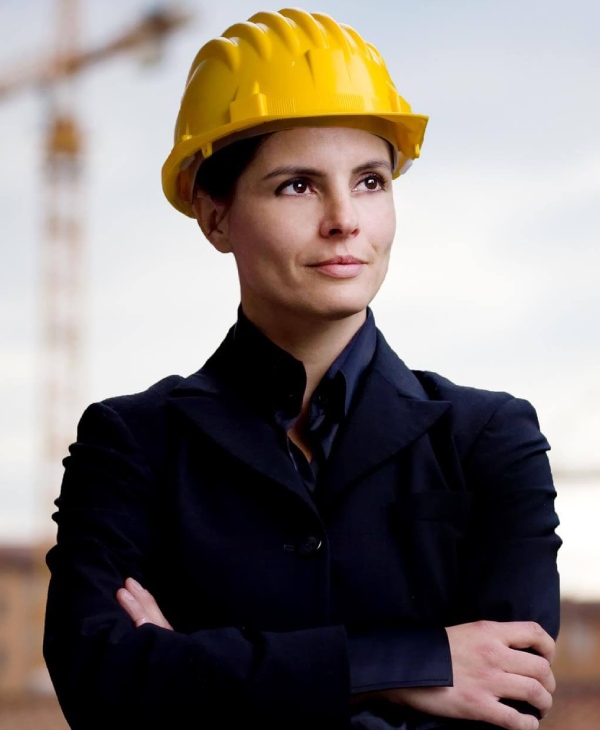 mujer ingeniera, casco amarillo