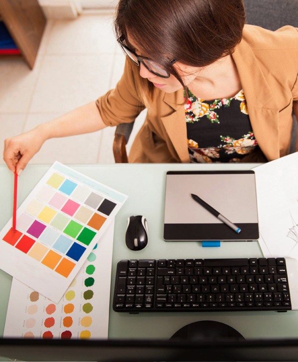 Una mujer frente a una computadora.