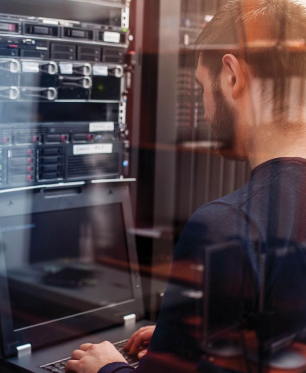 Un técnico informático, computadora