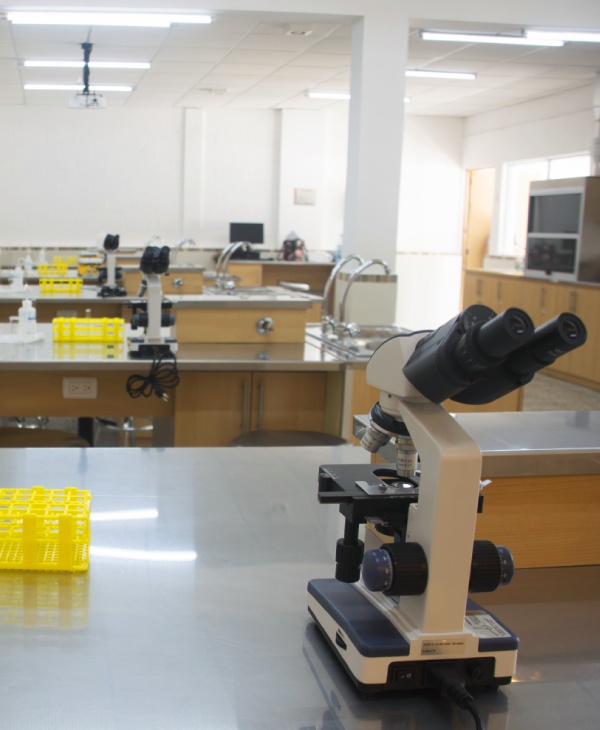 Microscopio, escritorios, proyector