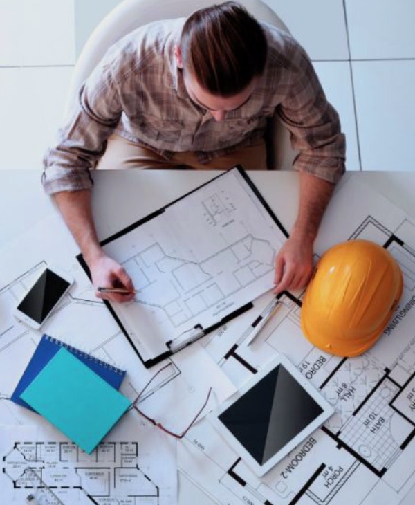 Un arquitecto, casco, celular, una tablet