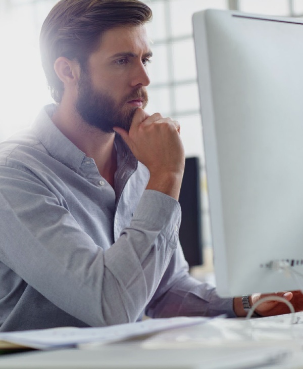 Una diseñador y una computadora