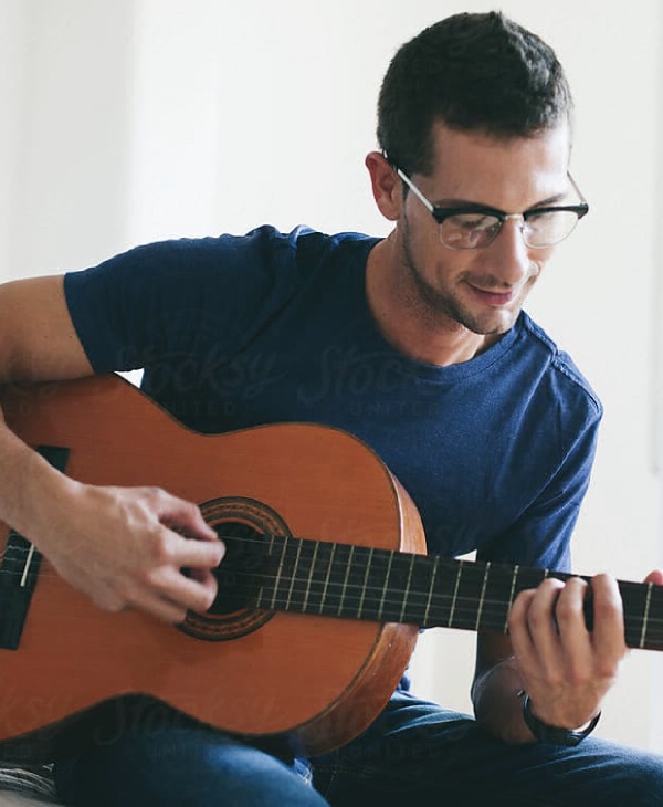 Un hombre tocando guitarra