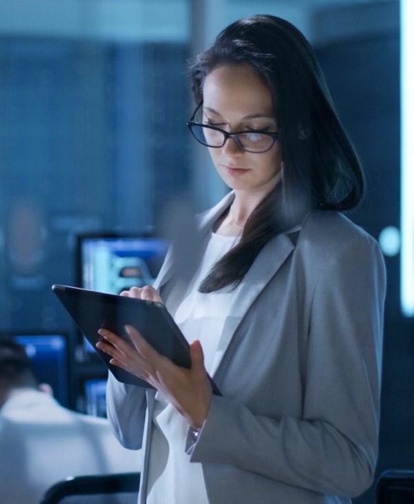 Una mujer viendo una tablet