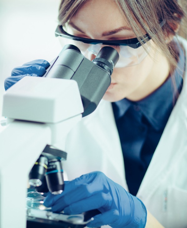 Un microscopio y una doctora