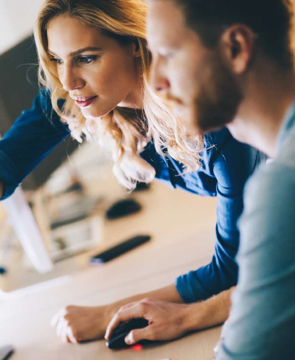 una mujer y un hombre