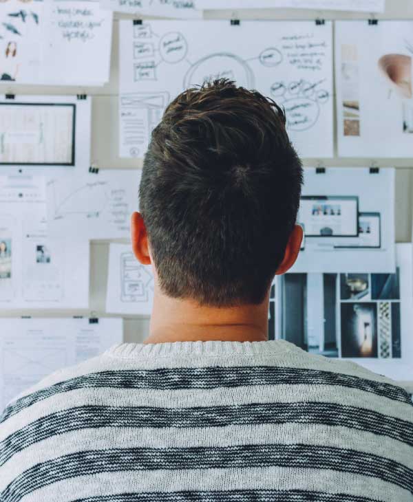 un hombre de espaldas