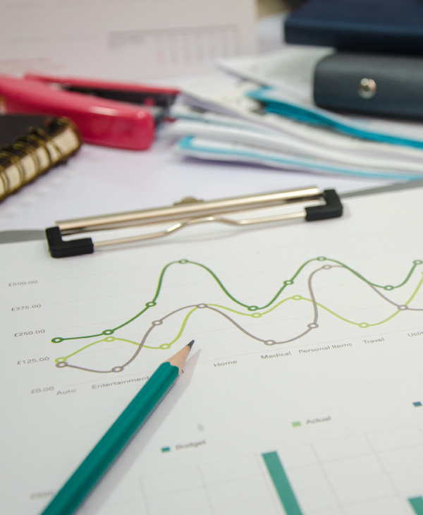 Datos y estadísticas escritas en un cuaderno.