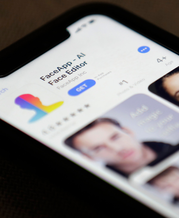 Una pantalla de celular en donde se ve la aplicación FaceApp