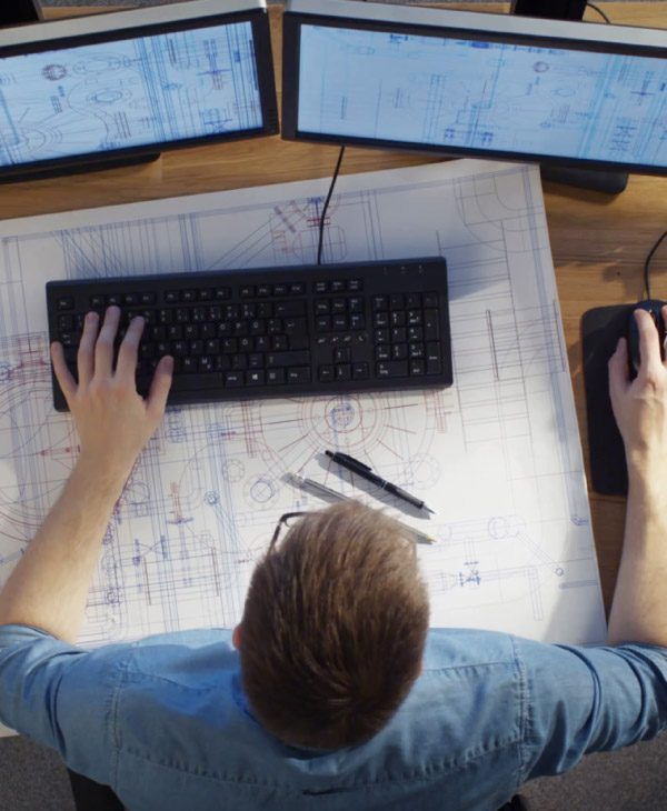 Un hombre, una computadora y un plano