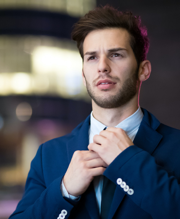 Un hombre con traje azul.