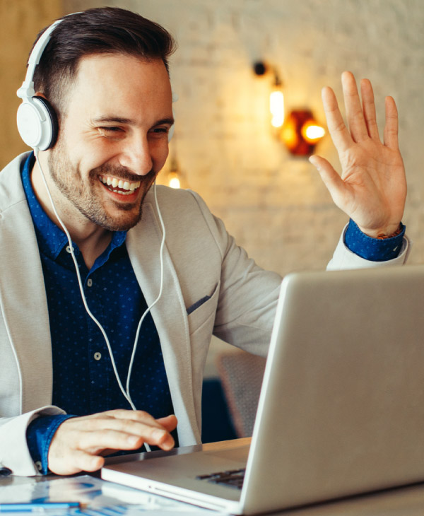 Un hombre con audifonos, computadora