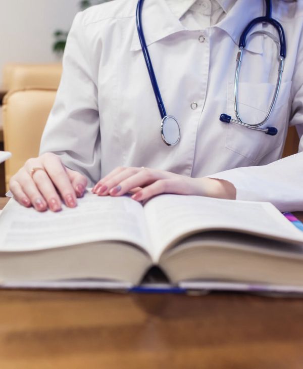 Una bata blanca, estetoscopio, libro