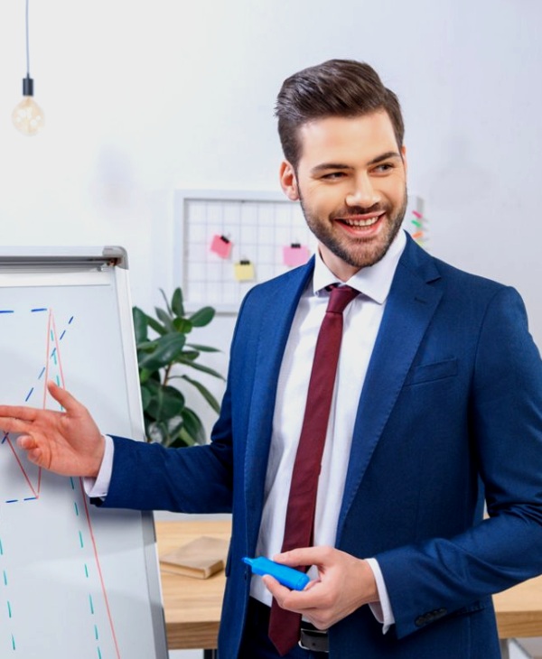 Un hombre con traje azul