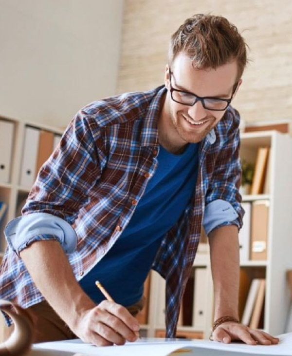 Un hombre escribiendo.
