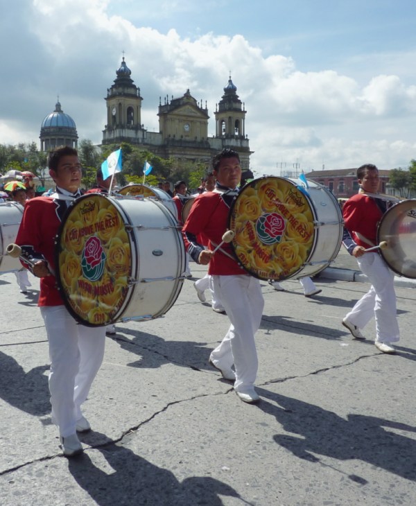 Músicos estudiantes desfilando en el parque central de Guatemala