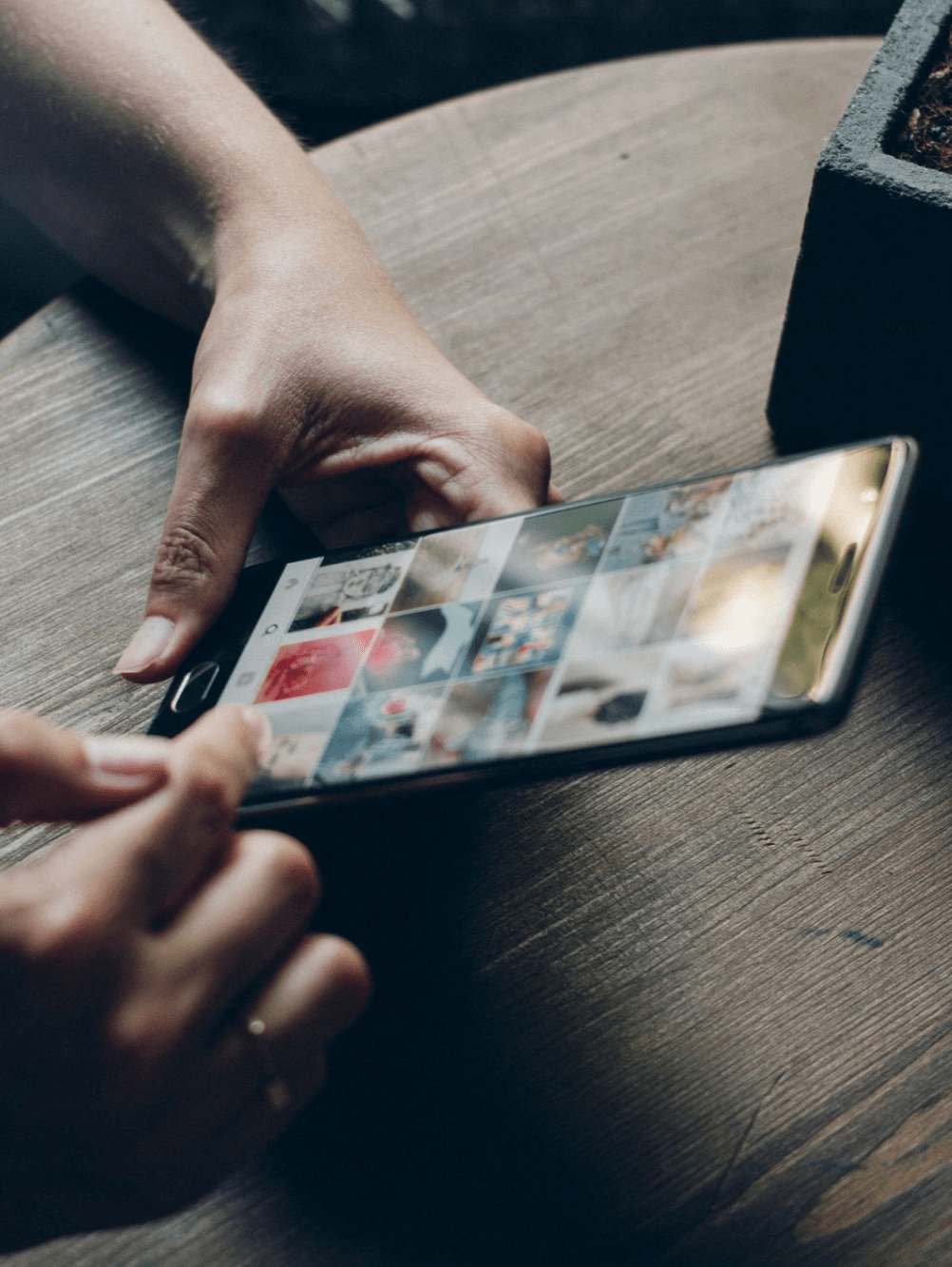 Un celular en las manos de una persona.