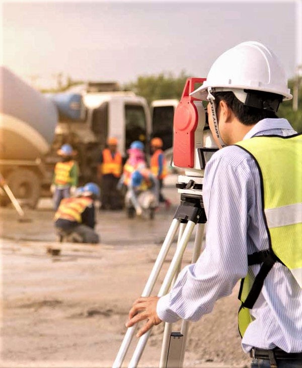 Un ingeniero civil midiendo terreno