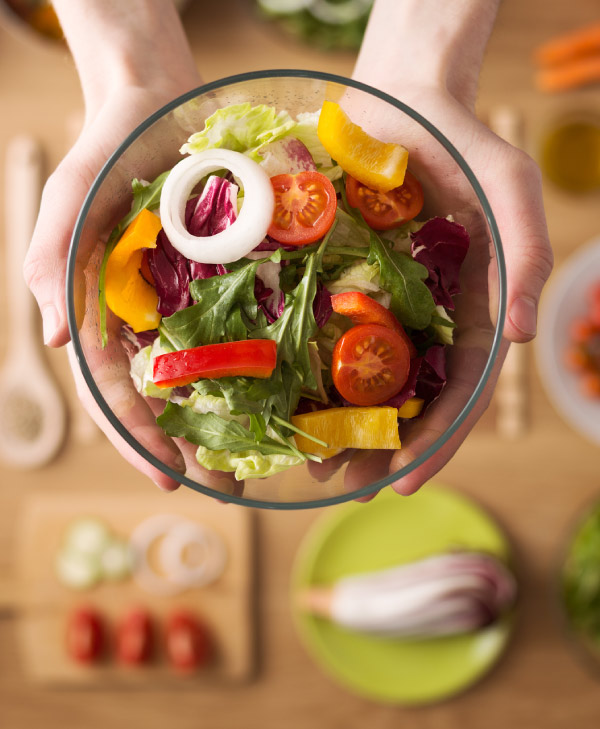 Un bowl lleno de ensalada